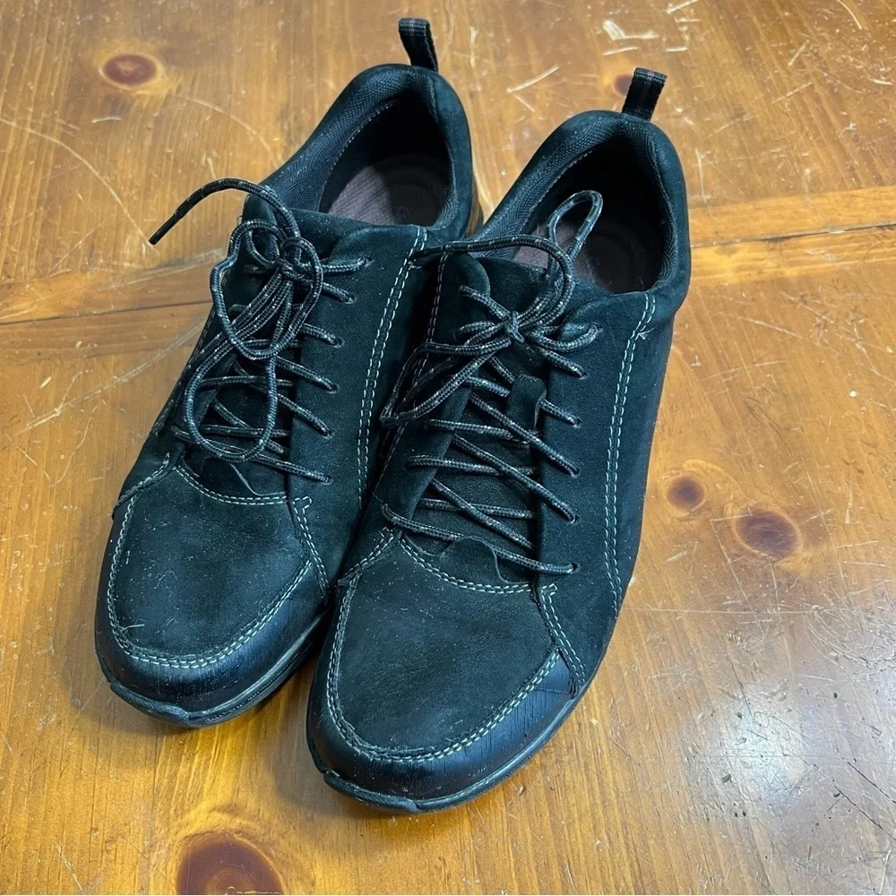 Black Aetrex lace up sneakers size 9